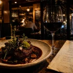 a bout de souffle restaurant bar paris 14 : assiette française et vin rouge au comptoir