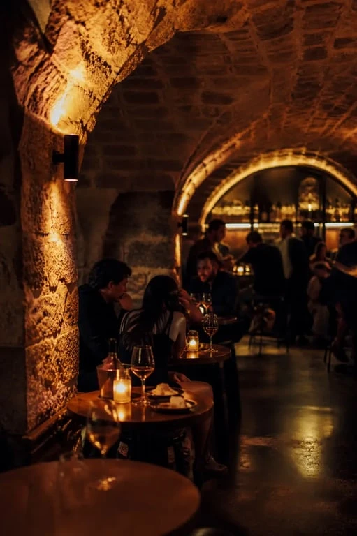 Les Caractères bar Paris : intérieur des caves voûtées et ambiance festive