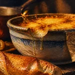 French onion soup paris gratinée, bol et croûte dorée