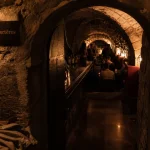 Les caractères bar paris, caves voûtées, verre en main